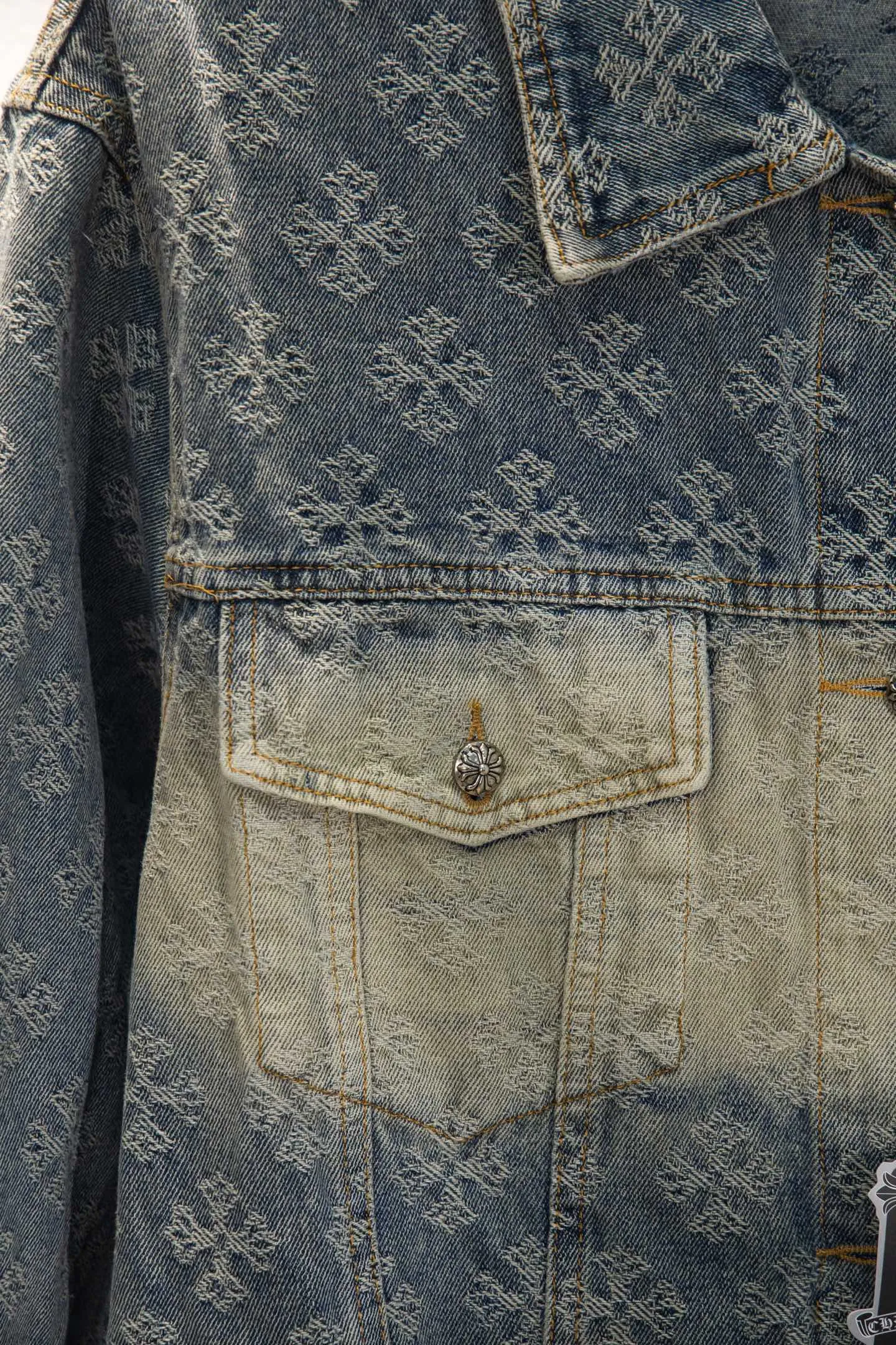 P340 Style No.: Y194 ChromeHearts heavy-duty steel-printed classic Sanskrit all-over jacquard hot-drilled denim jacket for men and women. New ChromeHearts Sanskrit printed custom fabric jacket. Gradient color wash, hot-drilled cross denim jacket on the back. A very heavy-duty one. The top is made of heavy weight. Presbyopia is suitable for early autumn outings. The denim fabric can be directly machine washed without deformation. Washing and distressing also give a sense of high-end. Power style wear, follow the photo and mirror. The gradient color is super high-end 💕 Each diamond shines with a unique light, as if telling a fashion story ✨ The steel-printed jacquard adds a three-dimensional and artistic sense, making this jacket instantly unique. Size:s m l xl
